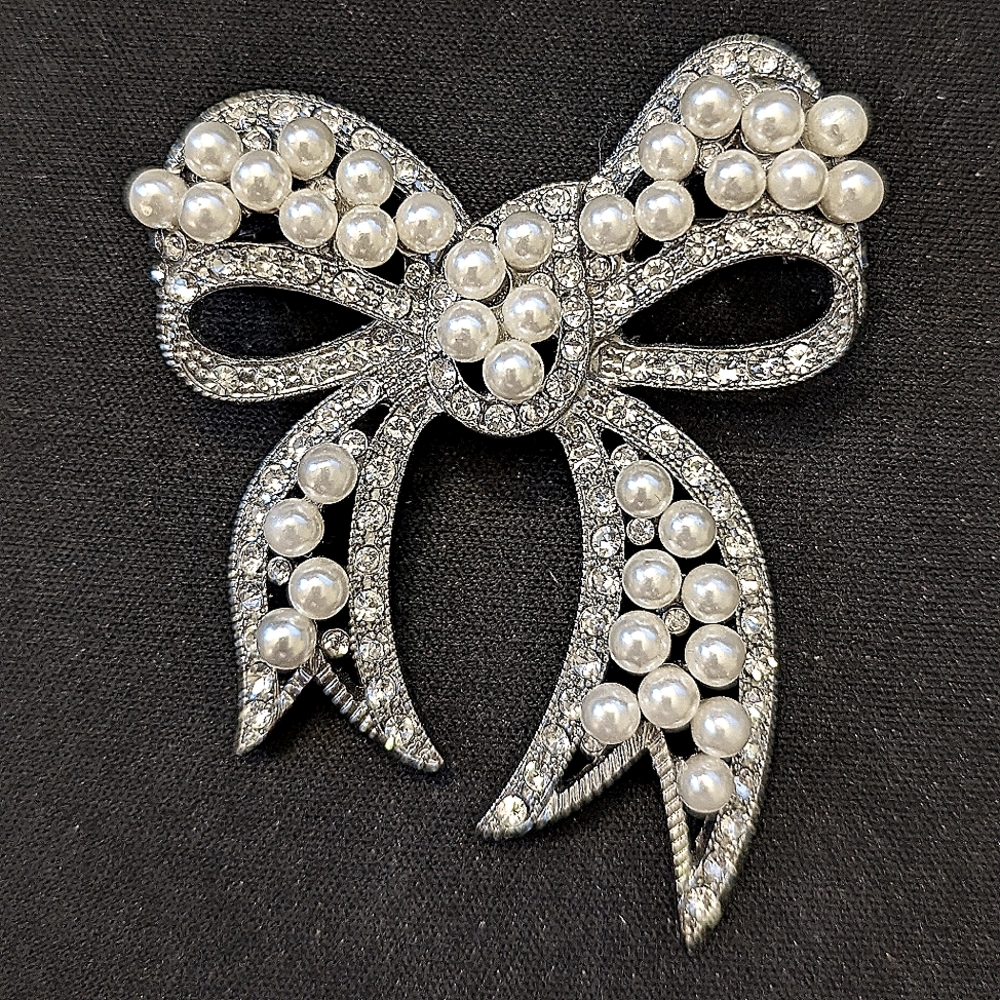 Vintage Imitation Pearl and Crystal Rhinestone Brooch